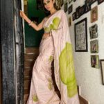 Mouni Roy Instagram - 🍃 ওঁ জয়জয় দেবী চরাচর সারে কুচযুগশোভিত মুক্তাহারে, বীনারঞ্জিত পুস্তক হস্তে ভগবতী ভারতী দেবী নমহস্তুতে।। নমঃ ভদ্রকাল্যৈ নমো নিত্যং সরস্বত্যৈ নমো নমঃ। বেদ বেদাঙ্গ বেদান্ত বিদ্যা স্হানেভ্য এব চ। এষ স-চন্দন পুষ্পবিল্ব পত্রাঞ্জলি সরস্বতৈ নমঃ।। Wishing everyone a very happy Saraswati Pujo and Basant panchami 🍃 📸 @rahuldid