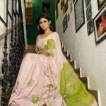 Mouni Roy Instagram - 🍃 ওঁ জয়জয় দেবী চরাচর সারে কুচযুগশোভিত মুক্তাহারে, বীনারঞ্জিত পুস্তক হস্তে ভগবতী ভারতী দেবী নমহস্তুতে।। নমঃ ভদ্রকাল্যৈ নমো নিত্যং সরস্বত্যৈ নমো নমঃ। বেদ বেদাঙ্গ বেদান্ত বিদ্যা স্হানেভ্য এব চ। এষ স-চন্দন পুষ্পবিল্ব পত্রাঞ্জলি সরস্বতৈ নমঃ।। Wishing everyone a very happy Saraswati Pujo and Basant panchami 🍃 📸 @rahuldid