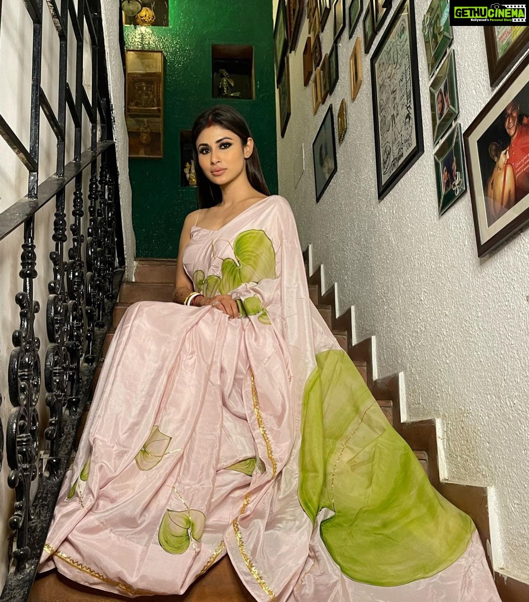 Mouni Roy Instagram - đ āĻāĻ āĻāϝāĻŧāĻāϝāĻŧ āĻĻā§āĻŦā§ āĻāϰāĻžāĻāϰ āϏāĻžāϰ⧠āĻā§āĻāϝā§āĻāĻļā§āĻāĻŋāϤ āĻŽā§āĻā§āϤāĻžāĻšāĻžāϰā§, āĻŦā§āύāĻžāϰāĻā§āĻāĻŋāϤ āĻĒā§āϏā§āϤāĻ āĻšāϏā§āϤ⧠āĻāĻāĻŦāϤ⧠āĻāĻžāϰāϤ⧠āĻĻā§āĻŦā§ āύāĻŽāĻšāϏā§āϤā§āϤā§āĨ¤āĨ¤ āύāĻŽāĻ āĻāĻĻā§āϰāĻāĻžāϞā§āϝ⧠āύāĻŽā§ āύāĻŋāϤā§āϝāĻ āϏāϰāϏā§āĻŦāϤā§āϝ⧠āύāĻŽā§ āύāĻŽāĻāĨ¤ āĻŦā§āĻĻ āĻŦā§āĻĻāĻžāĻā§āĻ āĻŦā§āĻĻāĻžāύā§āϤ āĻŦāĻŋāĻĻā§āϝāĻž āϏā§āĻšāĻžāύā§āĻā§āϝ āĻāĻŦ āĻāĨ¤ āĻāώ āϏ-āĻāύā§āĻĻāύ āĻĒā§āώā§āĻĒāĻŦāĻŋāϞā§āĻŦ āĻĒāϤā§āϰāĻžāĻā§āĻāϞāĻŋ āϏāϰāϏā§āĻŦāϤ⧠āύāĻŽāĻāĨ¤āĨ¤ Wishing everyone a very happy Saraswati Pujo and Basant panchami đ đ¸ @rahuldid