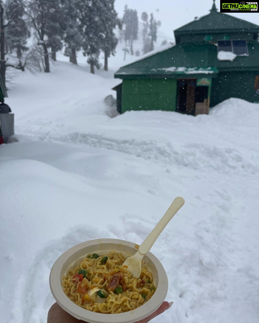 Mouni Roy Instagram - Non stop snowing …. 🌲 ⛄️ 🕺 Also पाहारों के उपर Maggie Maggie Maggie 🍜