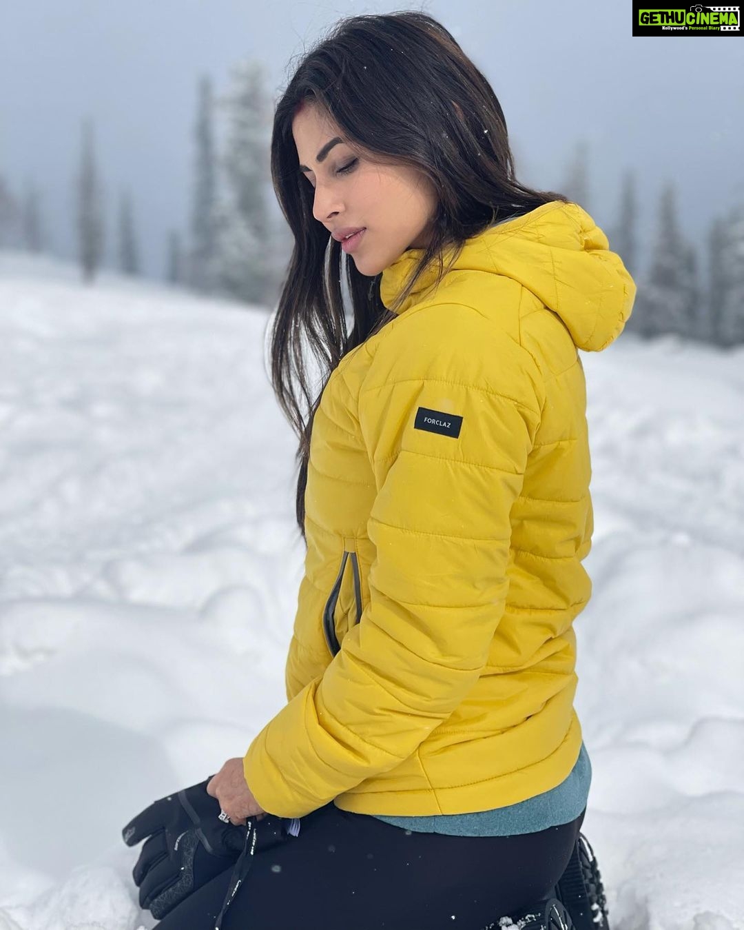 Mouni Roy Instagram - ॐ ing on the mountain top!