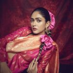 Mrunal Thakur Instagram – 🌸🌸🌸

Magazine : @cineblitzofficial 
Produced by: @maximus_collabs_ 
Photographer: @sheldon.santos 
Stylist: @manishamelwani 
HmU : @loveleen_makeupandhair 
Outfit: @real_weaverstory 
Jewellery : @the.olio.stories
Location:  @maximusstudiomumbai