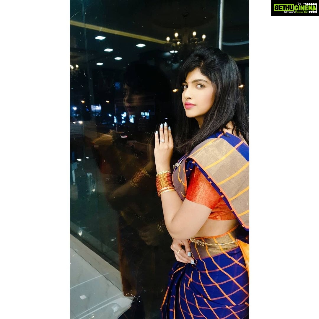 Naina Sarwar Instagram - Looking forward 2021🤞🏻 .. . ...avoid my Bluetooth its become a part of me! Mandya