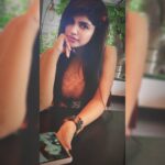 Naina Sarwar Instagram - Phone addict😝