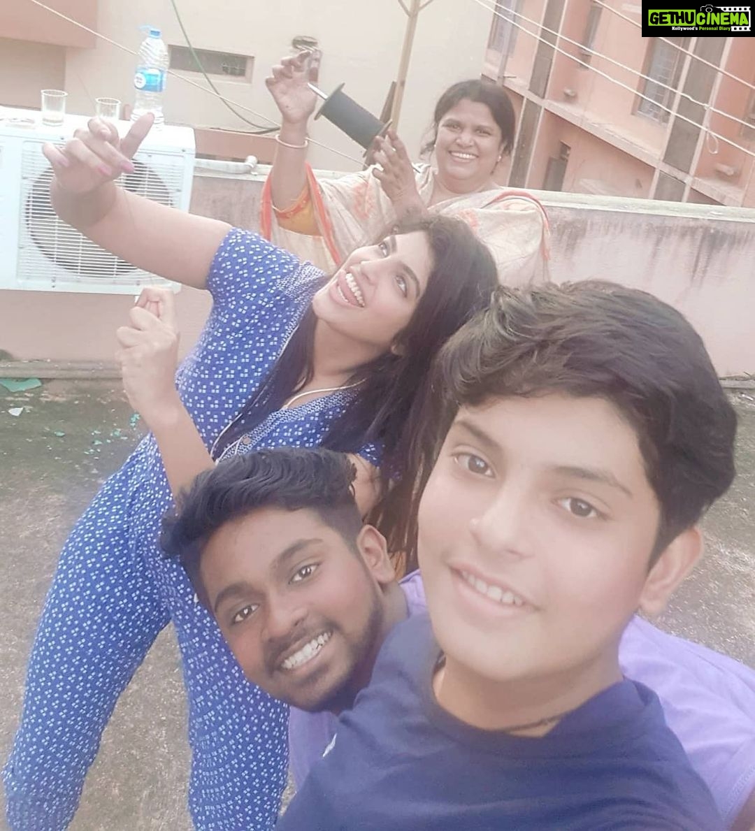 Naina Sarwar Instagram - Wen child mode inside me kicks in.....No u can't beat me over dis.....🪁 #famjam #kiteflying #cousins #happyrakshabandhan #brothers #love #fun #mondaymotivation #bestmummy #supporter #happiness #family Benson Town