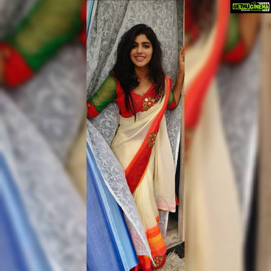 Naina Sarwar Instagram - Hey everyone....wishing a very happy UGADI to u all....ππ₯πstay home spend d best quality time wid ur family......stay safe.....πππ #ugadi2020 #ootd #saree #red #cream #green #messyhair #keepingsimplemakeup #flaunting #desi #festivelook #smiling #posing