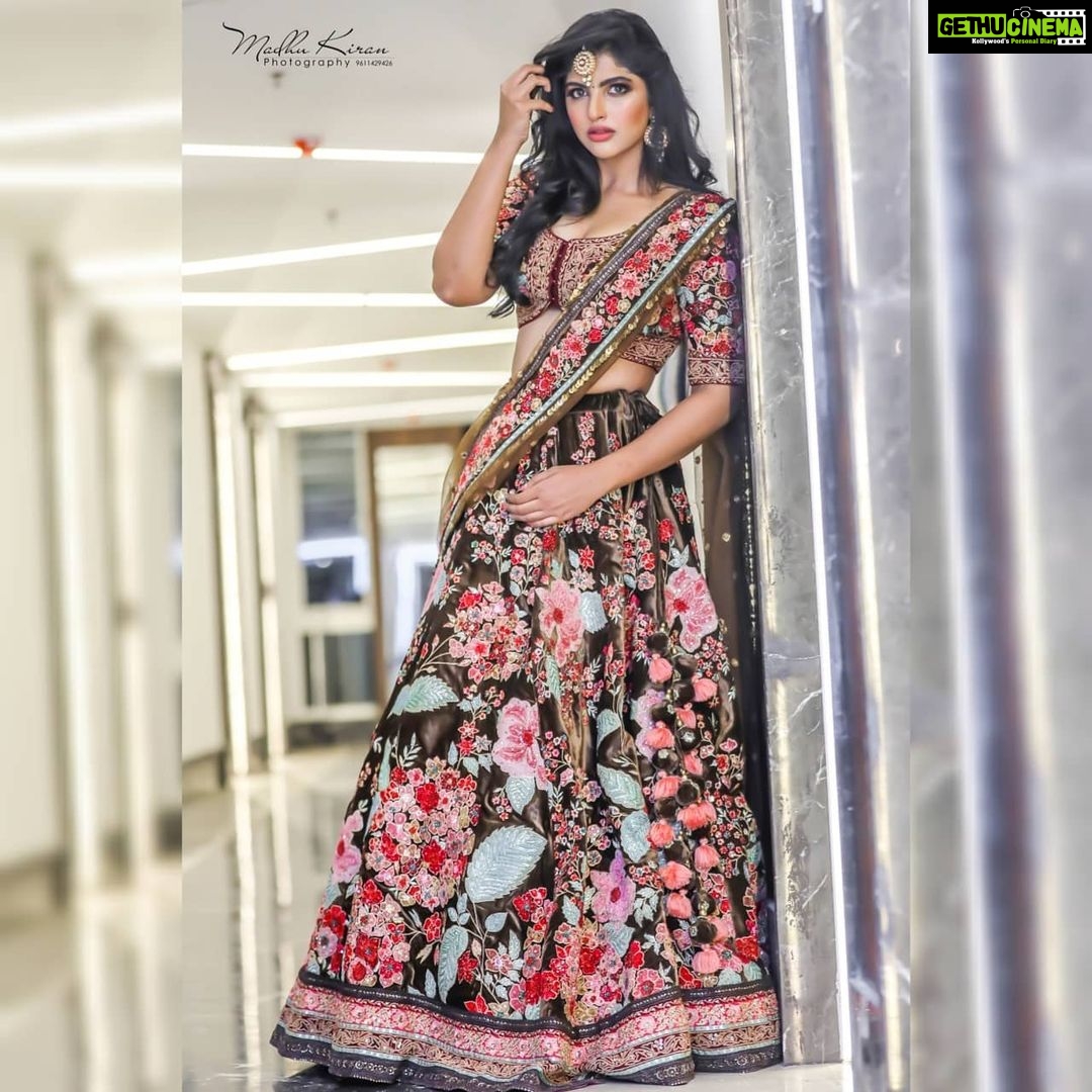 Naina Sarwar Instagram - Ummmmmphhhwww dis lovely clicks❤❤ @madhupkiran, and to d man behind having me here @NiranjanN.m 🤗🔥Thank you #FASHIONLEAGUE #SAMYAKKBRIDE