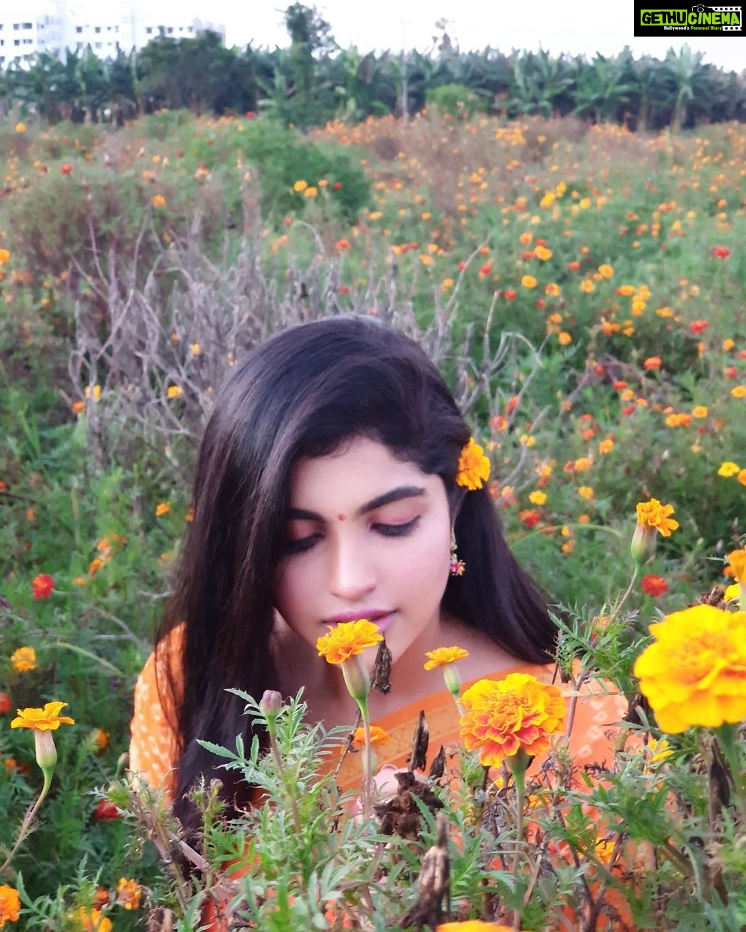 Naina Sarwar Instagram - These captures absolutely need no filters!!!! ๐งก๐๐งก Pic credit : my very sincere personal assistant @nandan2000 #ReelandRealme #OOTD #yellowmyfavourite #simplynature #workmode #outdoors #soulfull Vijayawada, India