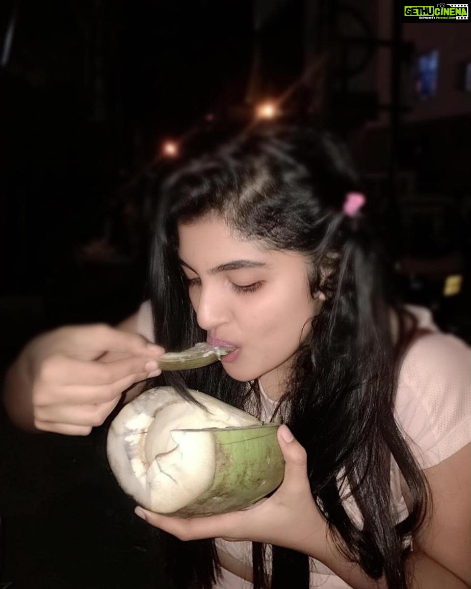 Naina Sarwar Instagram - Pakka local girl ivalu pakka local girl❤❤#First2020candid 🙈🙈🙈 #anytimebhukkad #happinessistendercoconut #postworkoutfuel piccredit- @ajay_varma______