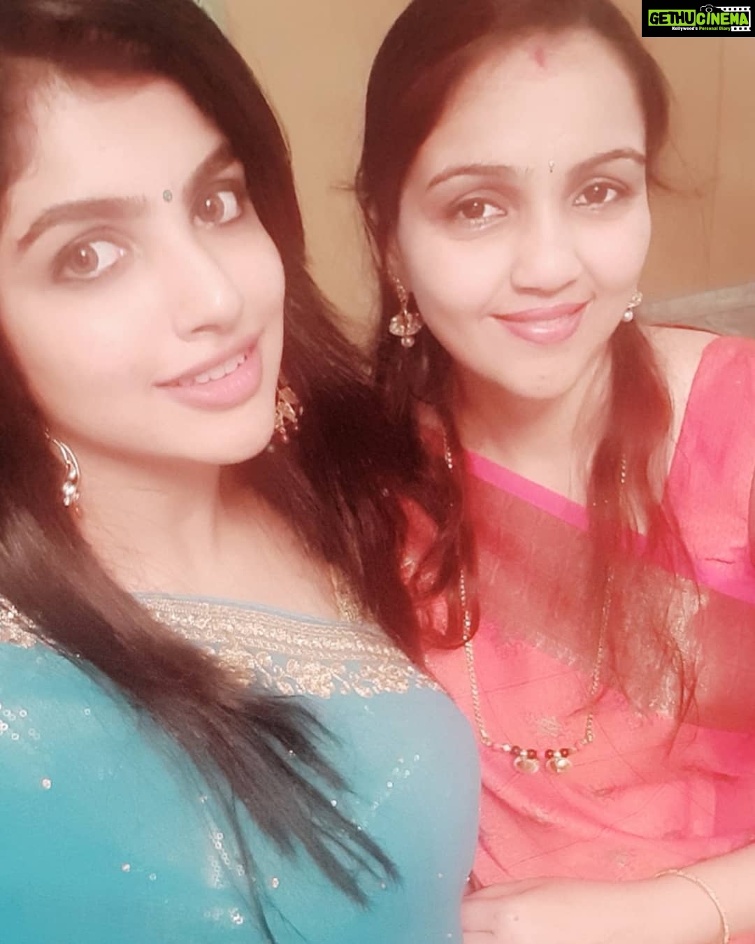Naina Sarwar Instagram - Yallarigu Ganesh habbada hardhika subhashayagalu🙏🏻 #happyganeshchaturthi #bappamorya #celebration #familytogether #sissyinlaw #selfielovers #festivities #sweets #food #colorfull #ethniclove 🥰