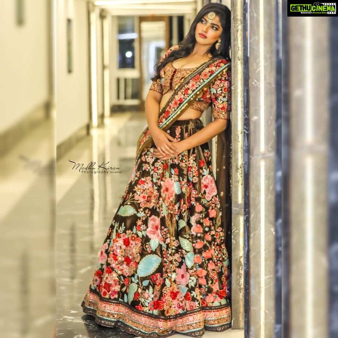 Naina Sarwar Instagram - Ummmmmphhhwww dis lovely clicks❤❤ @madhupkiran, and to d man behind having me here @NiranjanN.m 🤗🔥Thank you #FASHIONLEAGUE #SAMYAKKBRIDE