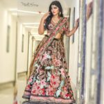 Naina Sarwar Instagram - Ummmmmphhhwww dis lovely clicks❤❤ @madhupkiran, and to d man behind having me here @NiranjanN.m 🤗🔥Thank you #FASHIONLEAGUE #SAMYAKKBRIDE