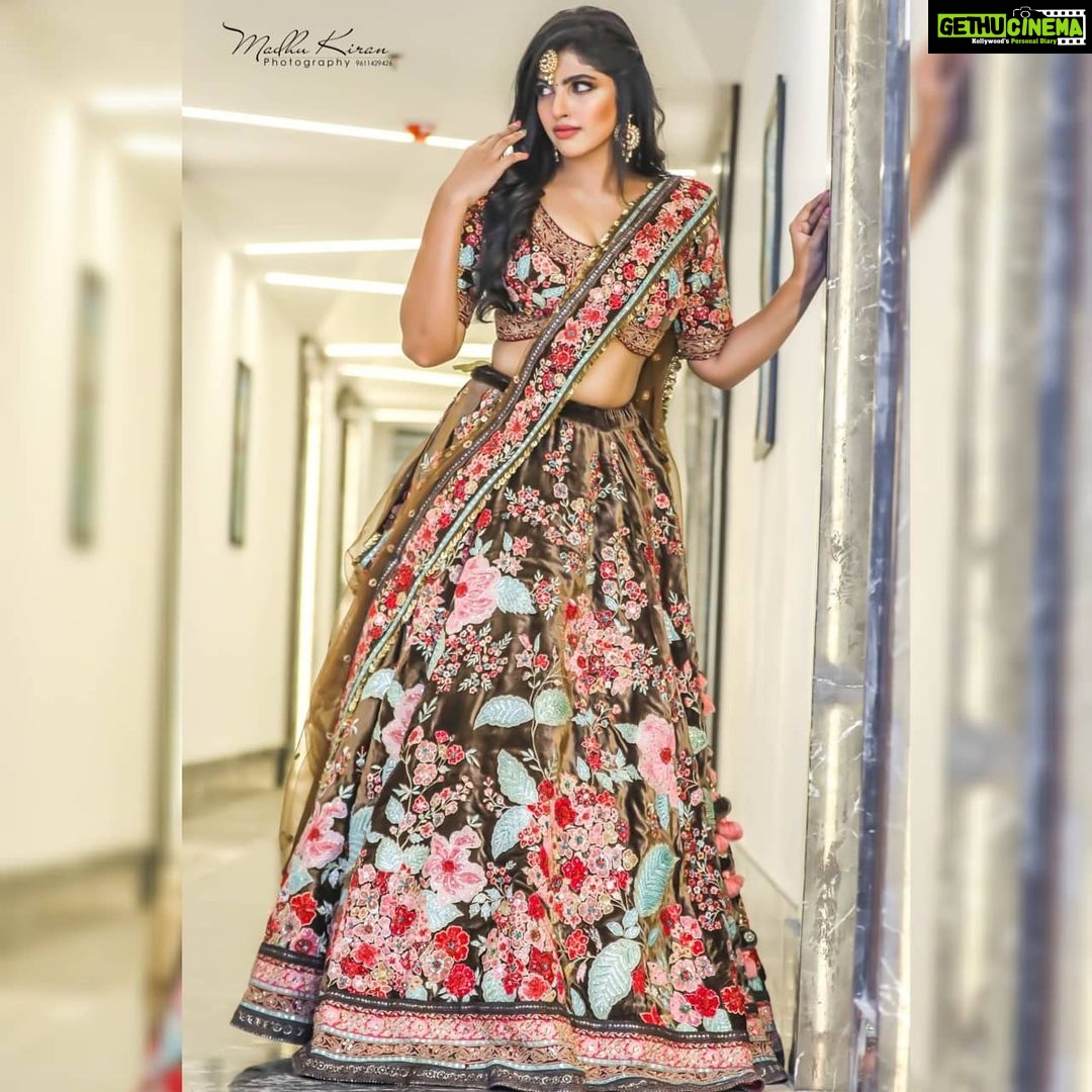 Naina Sarwar Instagram - Ummmmmphhhwww dis lovely clicks❤❤ @madhupkiran, and to d man behind having me here @NiranjanN.m 🤗🔥Thank you #FASHIONLEAGUE #SAMYAKKBRIDE