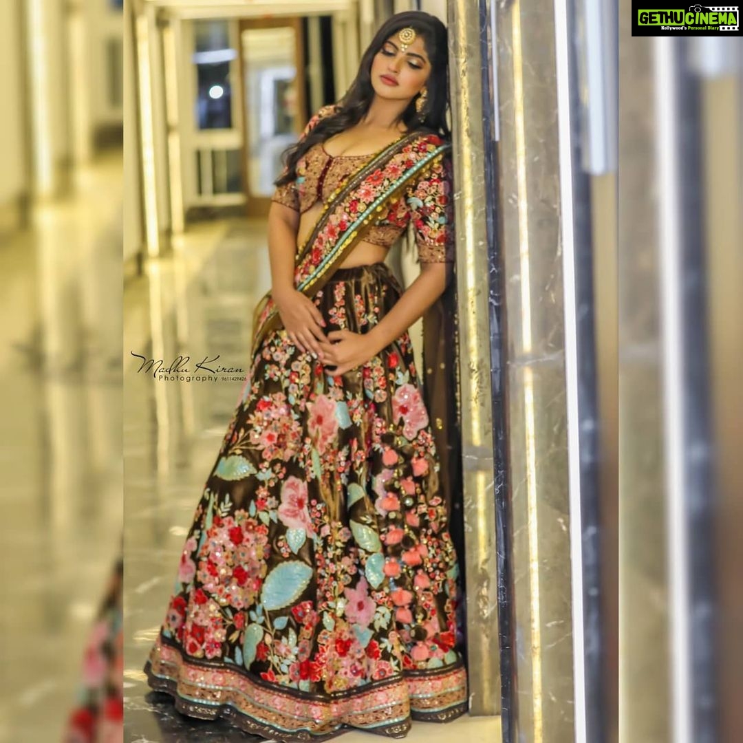 Naina Sarwar Instagram - Ummmmmphhhwww dis lovely clicks❤❤ @madhupkiran, and to d man behind having me here @NiranjanN.m 🤗🔥Thank you #FASHIONLEAGUE #SAMYAKKBRIDE