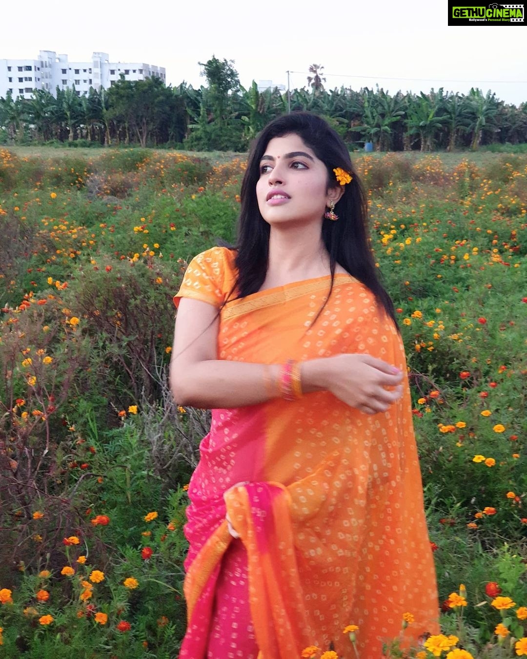 Naina Sarwar Instagram - These captures absolutely need no filters!!!! ๐งก๐๐งก Pic credit : my very sincere personal assistant @nandan2000 #ReelandRealme #OOTD #yellowmyfavourite #simplynature #workmode #outdoors #soulfull Vijayawada, India