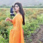 Naina Sarwar Instagram - These captures absolutely need no filters!!!! 🧡😇🧡 Pic credit : my very sincere personal assistant @nandan2000 #ReelandRealme #OOTD #yellowmyfavourite #simplynature #workmode #outdoors #soulfull Vijayawada, India