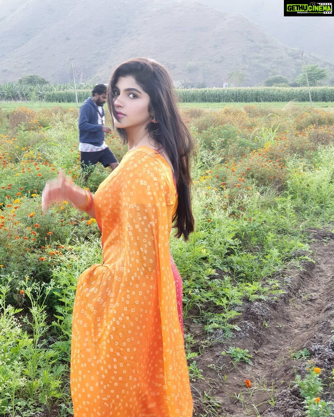 Naina Sarwar Instagram - These captures absolutely need no filters!!!! ๐งก๐๐งก Pic credit : my very sincere personal assistant @nandan2000 #ReelandRealme #OOTD #yellowmyfavourite #simplynature #workmode #outdoors #soulfull Vijayawada, India