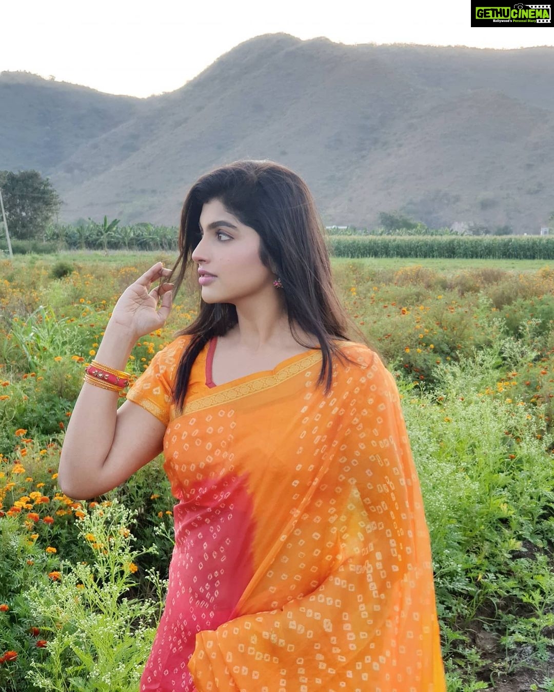 Naina Sarwar Instagram - These captures absolutely need no filters!!!! ๐งก๐๐งก Pic credit : my very sincere personal assistant @nandan2000 #ReelandRealme #OOTD #yellowmyfavourite #simplynature #workmode #outdoors #soulfull Vijayawada, India