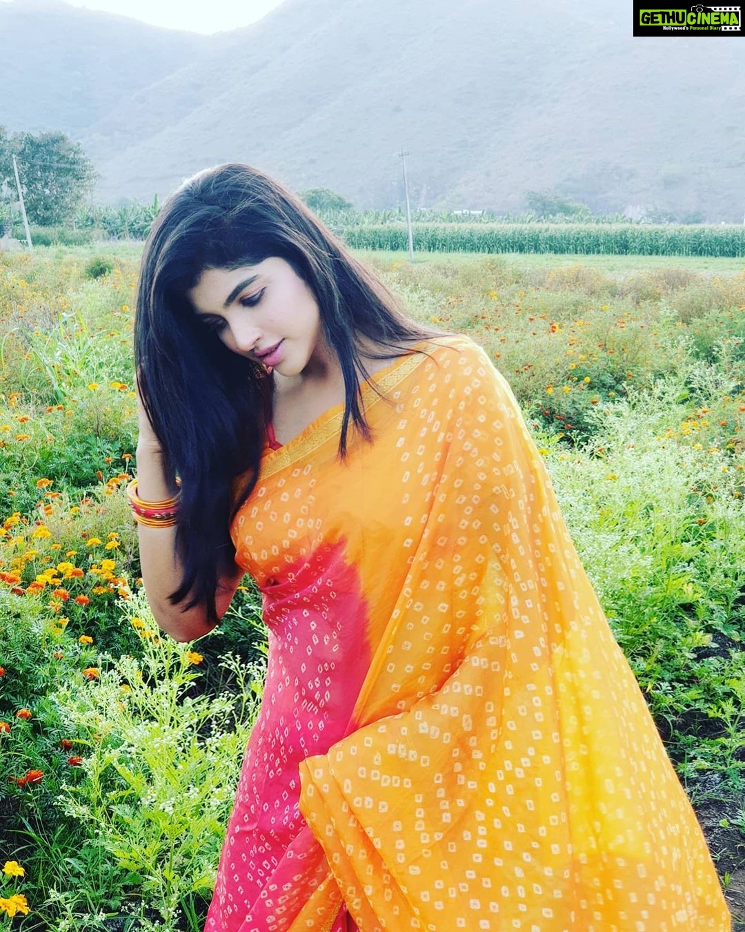 Naina Sarwar Instagram - These captures absolutely need no filters!!!! ๐งก๐๐งก Pic credit : my very sincere personal assistant @nandan2000 #ReelandRealme #OOTD #yellowmyfavourite #simplynature #workmode #outdoors #soulfull Vijayawada, India