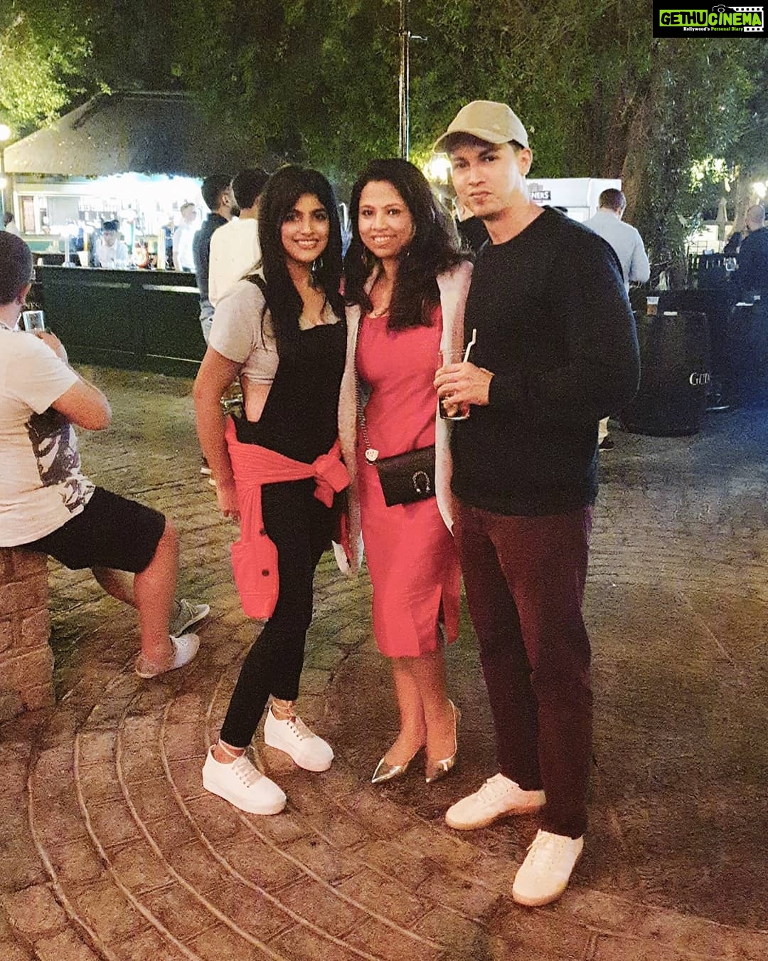 Naina Sarwar Instagram - Friends r such a blessing....#allaboutlastnight✨ @ishan @veena ❤❤ dis place is lit🔥 Irish Village, Dubai, UAE