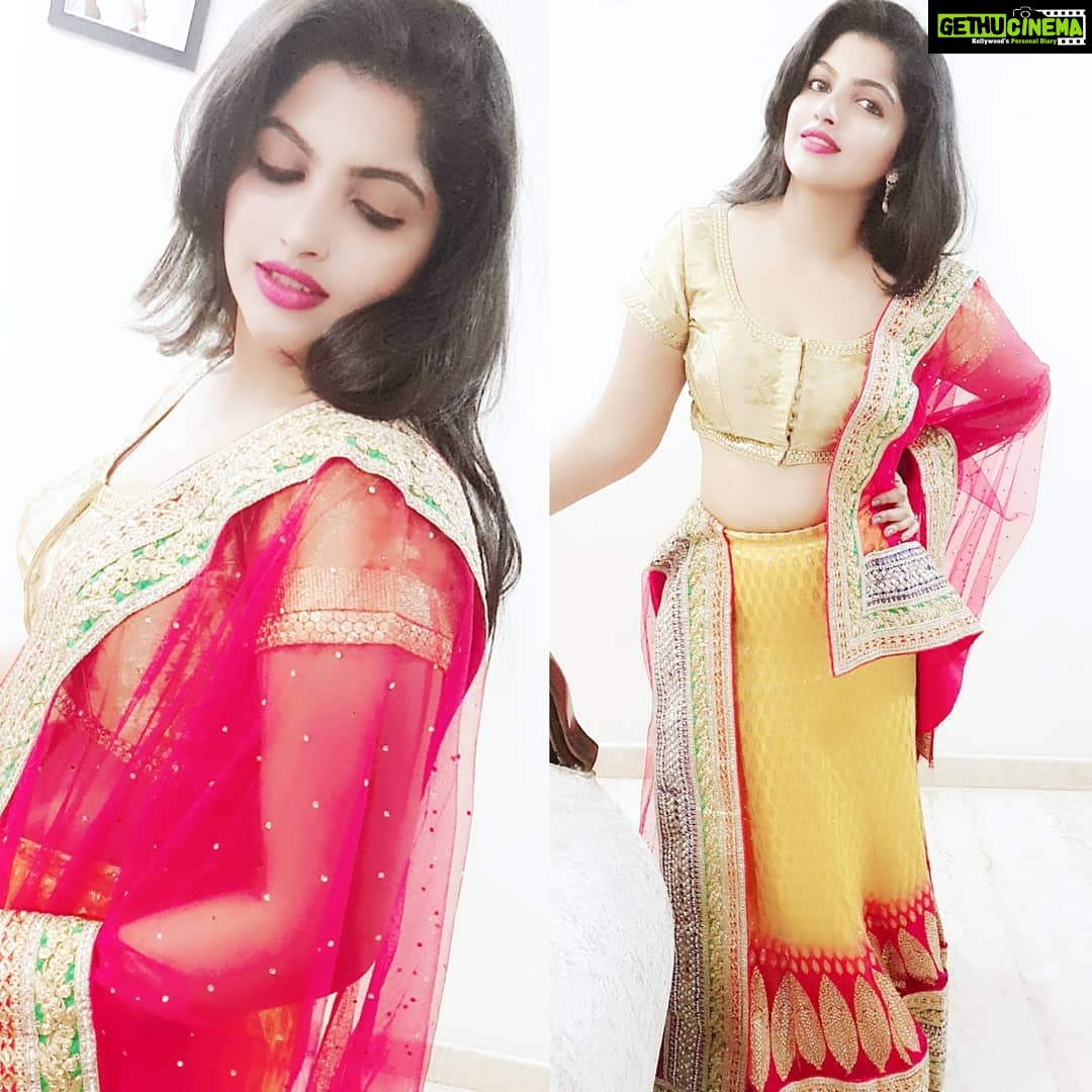 Naina Sarwar Instagram - #ootd #receptiondress #indianavatar #weddinglook #yellowmyfavorite #weddingbells @aryamahesh #director #movieKolara #hitched #bestwishes #instaclick #instapost