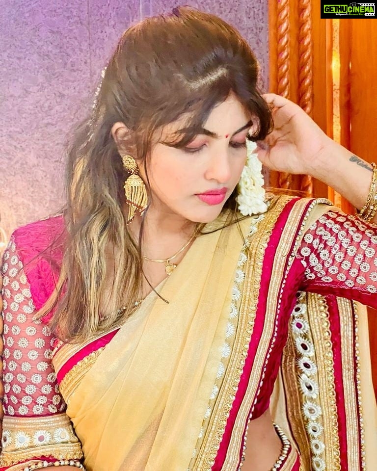 Naina Sarwar Instagram - Varamahalakshmi habbada hardika shubhashayagalu 🙏🏻 Sending more power to all my ladies out der, grow stronger n wiser 😘 live your life love yourself