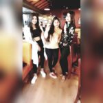 Naina Sarwar Instagram - Jab we met 👭🏻 #collegefrnds #bestfriends #finallymet #3idiots #craziness #cuties #buddiesforlife #party #weekend #gurlgang #yaariyan @mahek @sonal #allLove #friends #frndshipgoals Toit