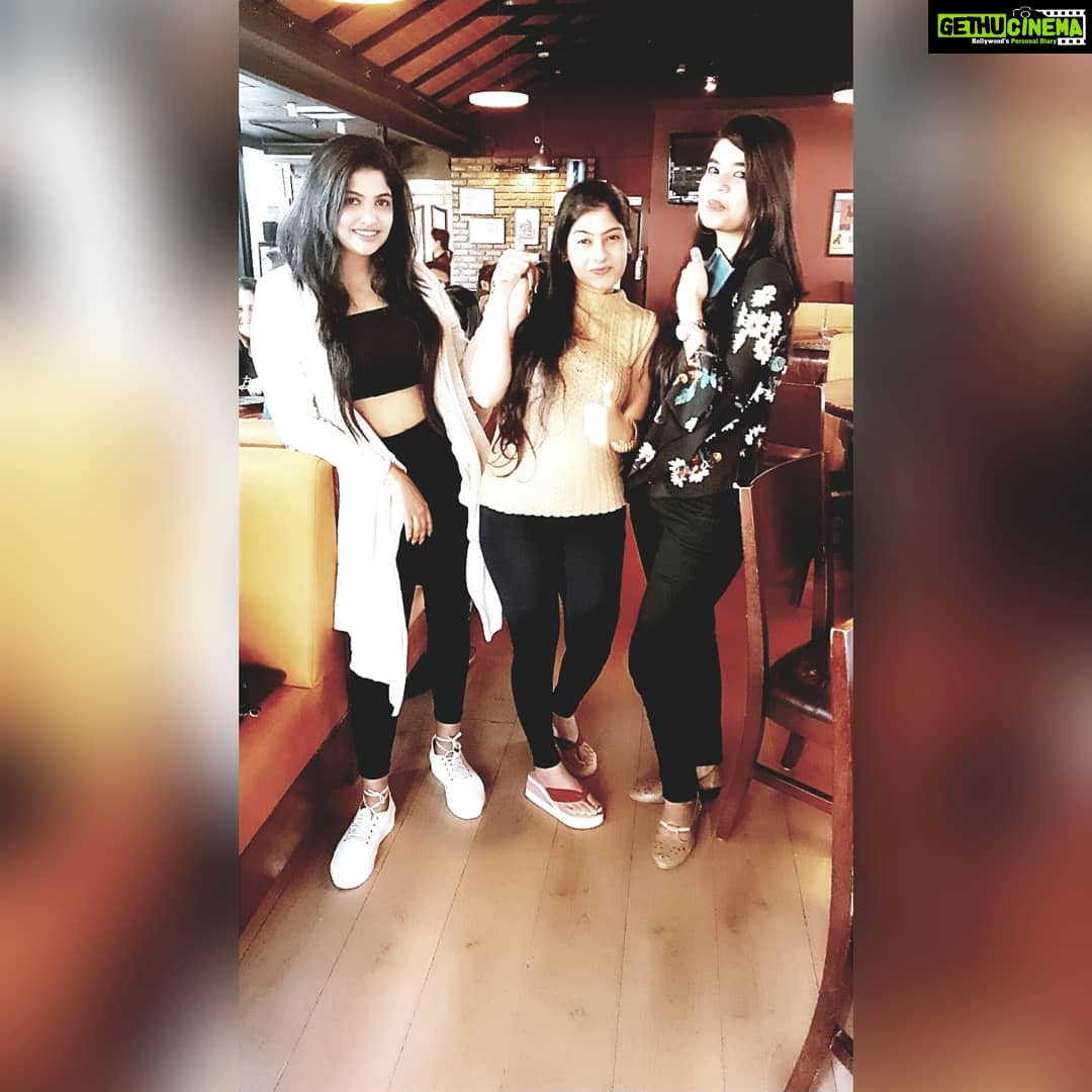 Naina Sarwar Instagram - Jab we met 👭🏻 #collegefrnds #bestfriends #finallymet #3idiots #craziness #cuties #buddiesforlife #party #weekend #gurlgang #yaariyan @mahek @sonal #allLove #friends #frndshipgoals Toit