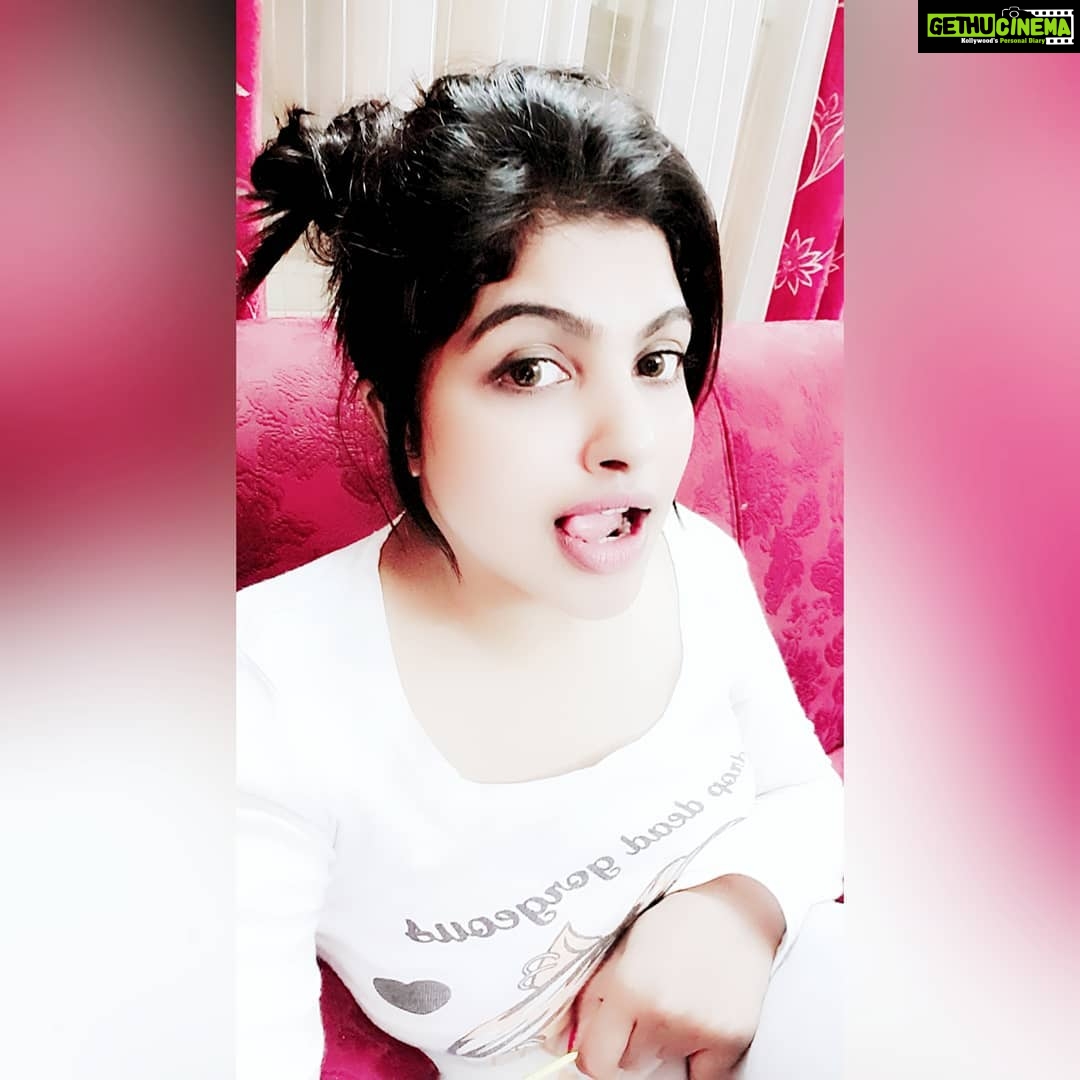 Naina Sarwar Instagram - #whiteisalwaysright 🤫