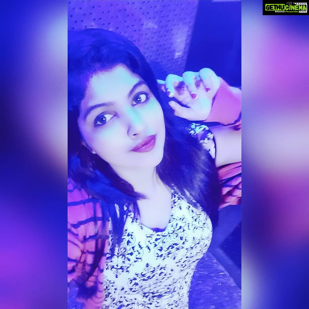 Naina Sarwar Instagram - Haaaaaaaaaaaa goodnight .........🤪 #partyliketheresnotomorrow #weekend #saturdaynight #celebratingfinalwinters #feb #lovelove #goodvibesonly ✌🏻🥰