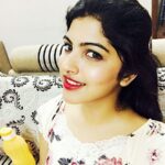 Naina Sarwar Instagram - #hotbutcool #keepurselfhydrated #shinelikegold #happysummertoyou 🐣🌞