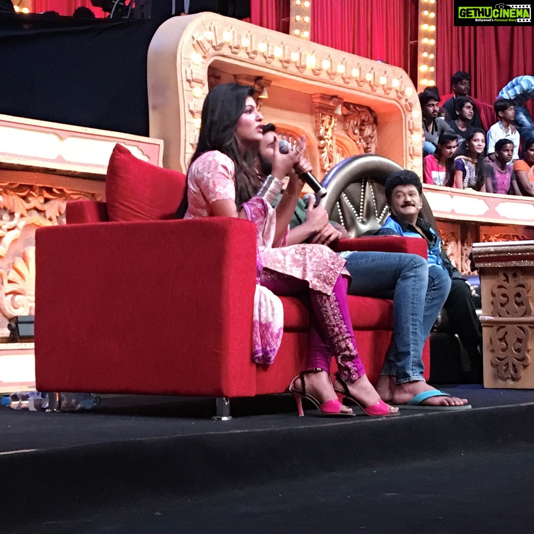 Naina Sarwar Instagram - @ #khiladikutumba amazing talents 👏🏻👏🏻👏🏻👏🏻 Navarasa nayaka #Jaggesh sir 🙌🏻 #kolar #promotions full on #ThangamYOGI #VanajaNAINA Zee Kannada