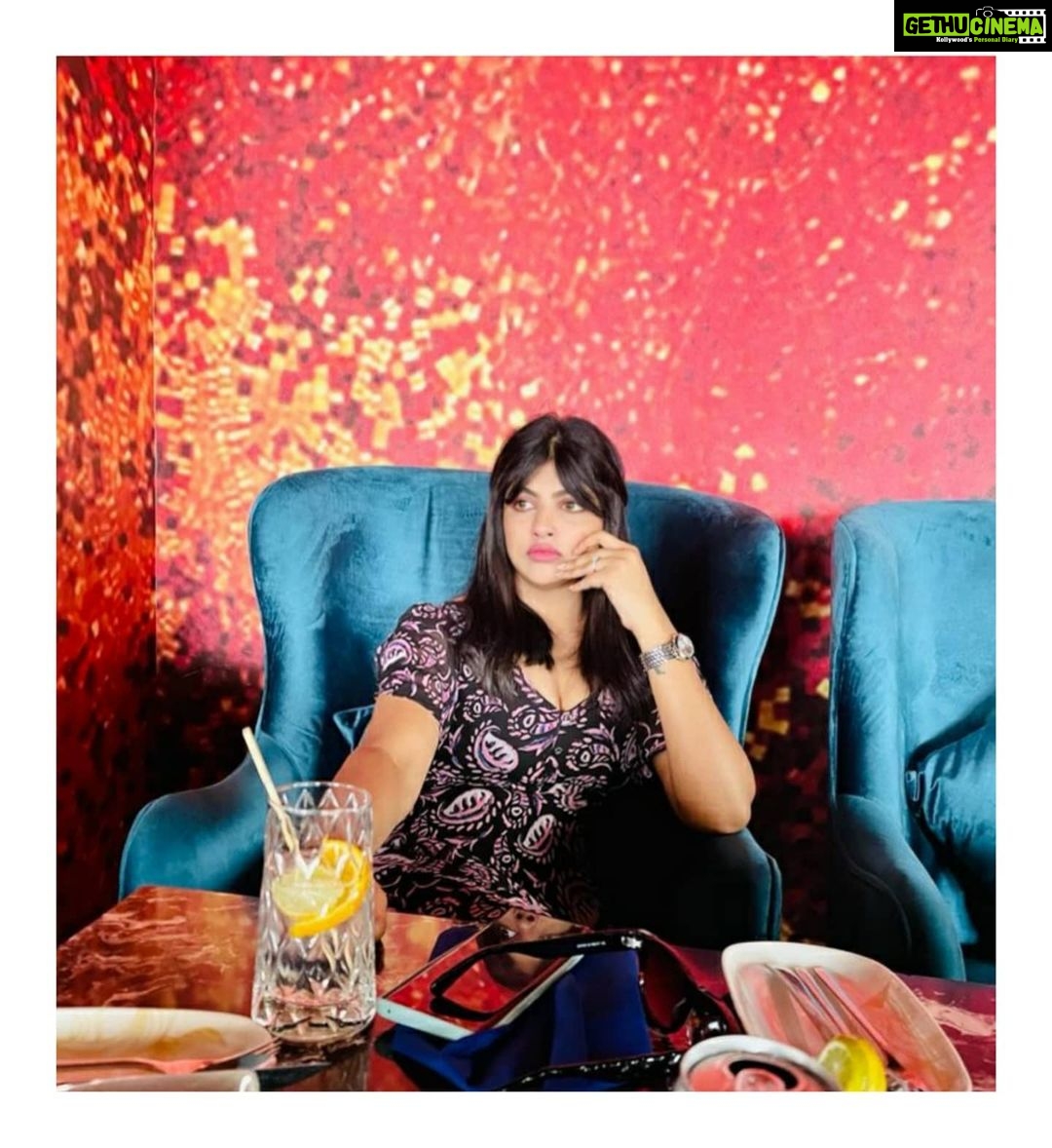 Naina Sarwar Instagram - What u see shdnt settle for thing thats easy💯