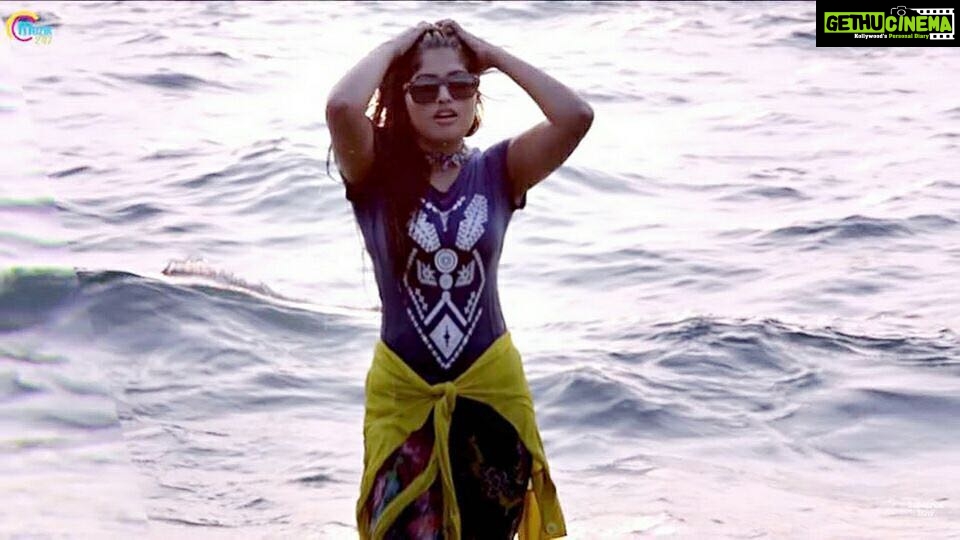 Naina Sarwar Instagram - <tune in #youtube #Kolanji #songs #lyricalvideo πΌπ§ #nainasarwar #kollywoodlove