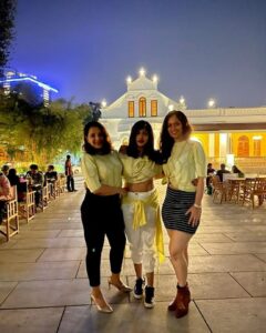 Naina Sarwar Instagram - Happy day be like 💛🤍💛🤍💛🤍 #Birthday2021 #twinning #white #yellow #photobombing #gang #besties #blessed #love #fun #surprises #happiness #celebration Bowring Institute