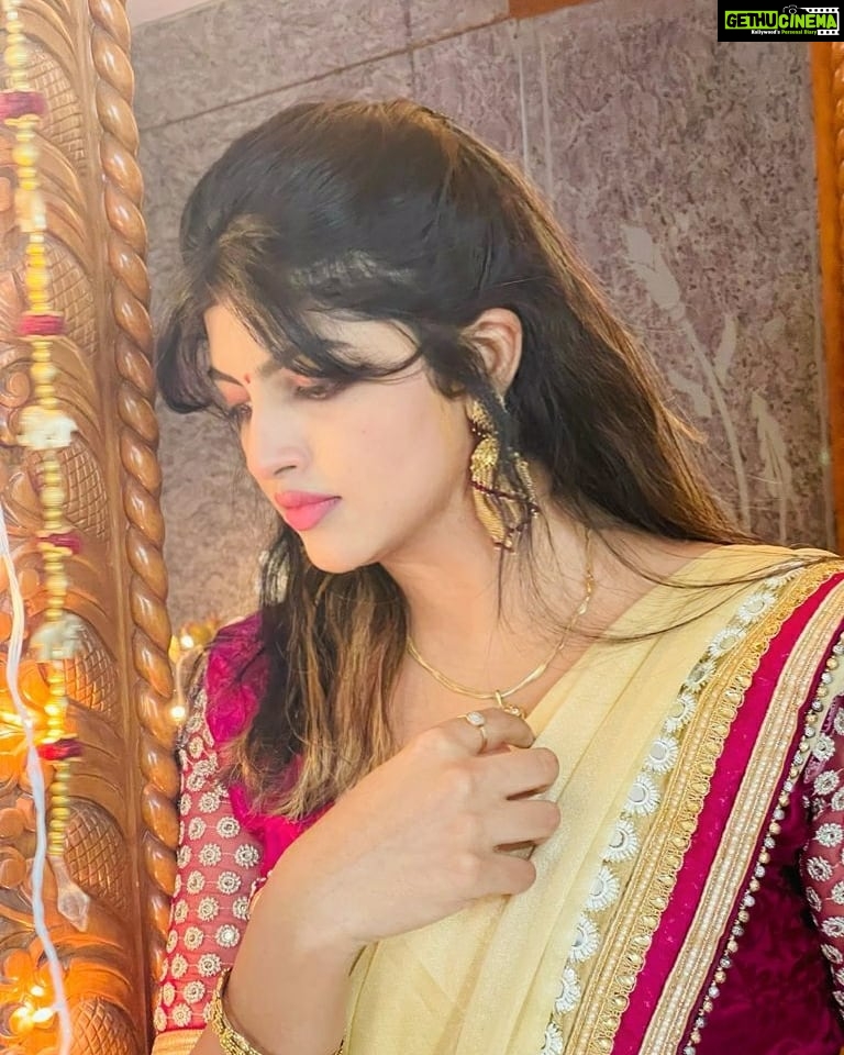 Naina Sarwar Instagram - Varamahalakshmi habbada hardika shubhashayagalu 🙏🏻 Sending more power to all my ladies out der, grow stronger n wiser 😘 live your life love yourself