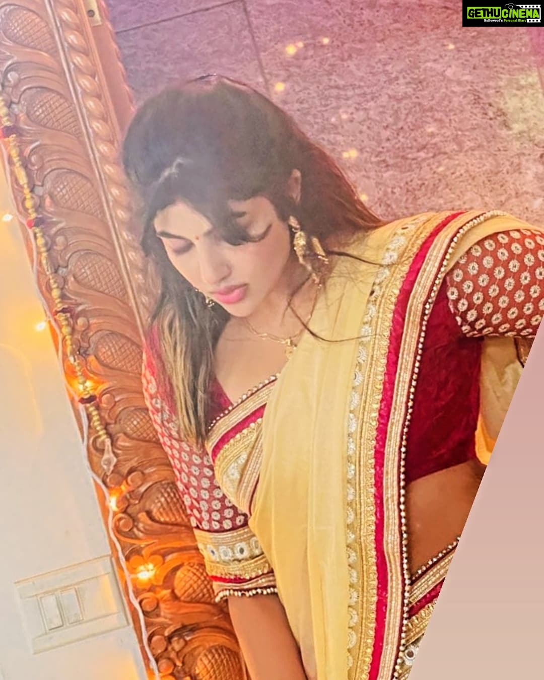 Naina Sarwar Instagram - Varamahalakshmi habbada hardika shubhashayagalu 🙏🏻 Sending more power to all my ladies out der, grow stronger n wiser 😘 live your life love yourself
