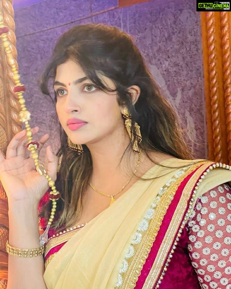 Naina Sarwar Instagram - Varamahalakshmi habbada hardika shubhashayagalu 🙏🏻 Sending more power to all my ladies out der, grow stronger n wiser 😘 live your life love yourself