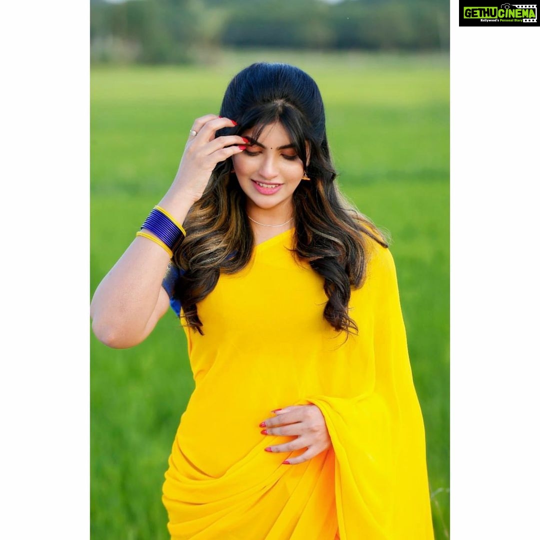 Naina Sarwar Instagram - Telugu debut❣️ . . . #shoot #stills #songshoot #telugu #lastschedules #hyderabad #south #southindian #yellowlover #girlnextdoor #happiness #sareelove #detailsoontocome Hyderabad