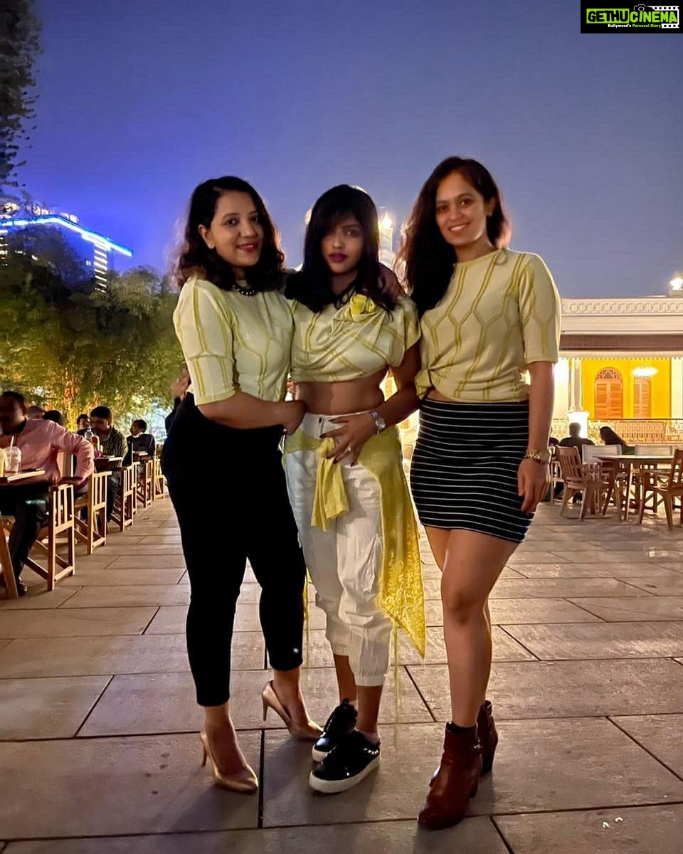 Naina Sarwar Instagram - Happy day be like 💛🤍💛🤍💛🤍 #Birthday2021 #twinning #white #yellow #photobombing #gang #besties #blessed #love #fun #surprises #happiness #celebration Bowring Institute