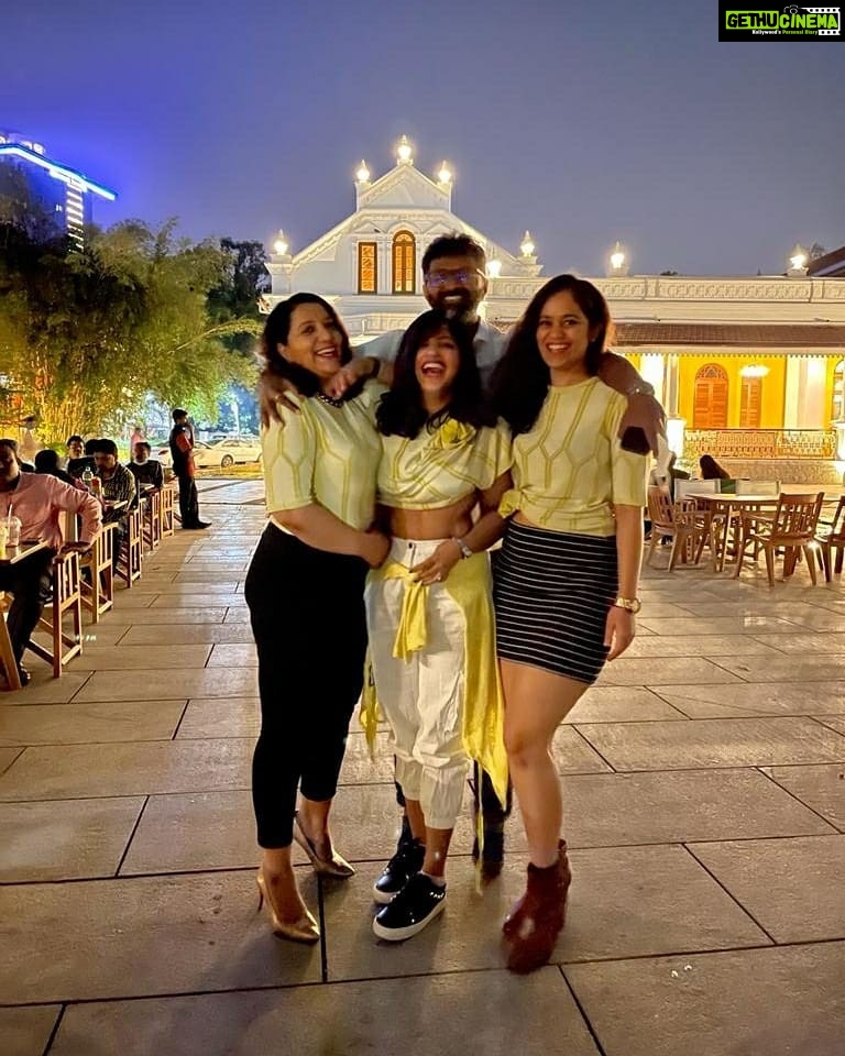 Naina Sarwar Instagram - Happy day be like 💛🤍💛🤍💛🤍 #Birthday2021 #twinning #white #yellow #photobombing #gang #besties #blessed #love #fun #surprises #happiness #celebration Bowring Institute