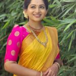 Nakshathra Nagesh Instagram – Saree @elegant_fashion_way 
Earrings @house_ofjhumkas 
Necklace @vrushti.official 
#beingsaraswathy #tamizhumsaraswathiyum