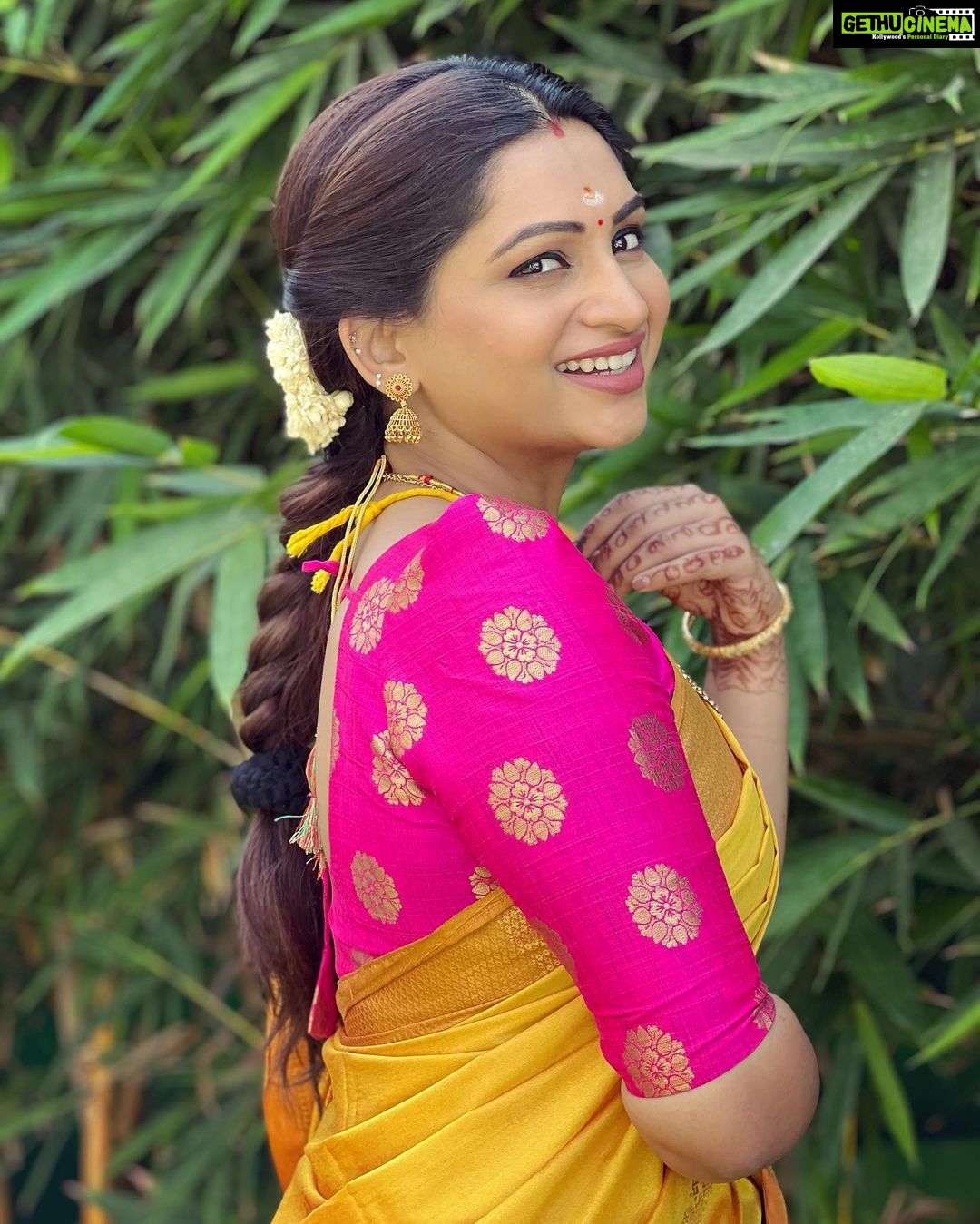 Nakshathra Nagesh Instagram - Saree @elegant_fashion_way Earrings @house_ofjhumkas Necklace @vrushti.official #beingsaraswathy #tamizhumsaraswathiyum