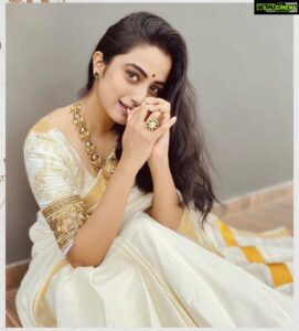 Namitha Pramod Instagram - ഓണാശംസകൾ🌼♥️

Wearing: @t.and.msignature 
Jewellery: @m.o.dsignature