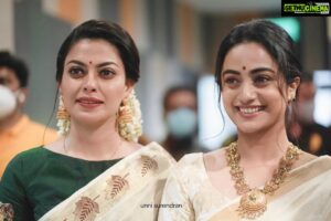 Namitha Pramod Instagram - When Vasanthamallika met Chandrettan’s Sushu @anusree_luv 😝
Captured by : @unnisurendran