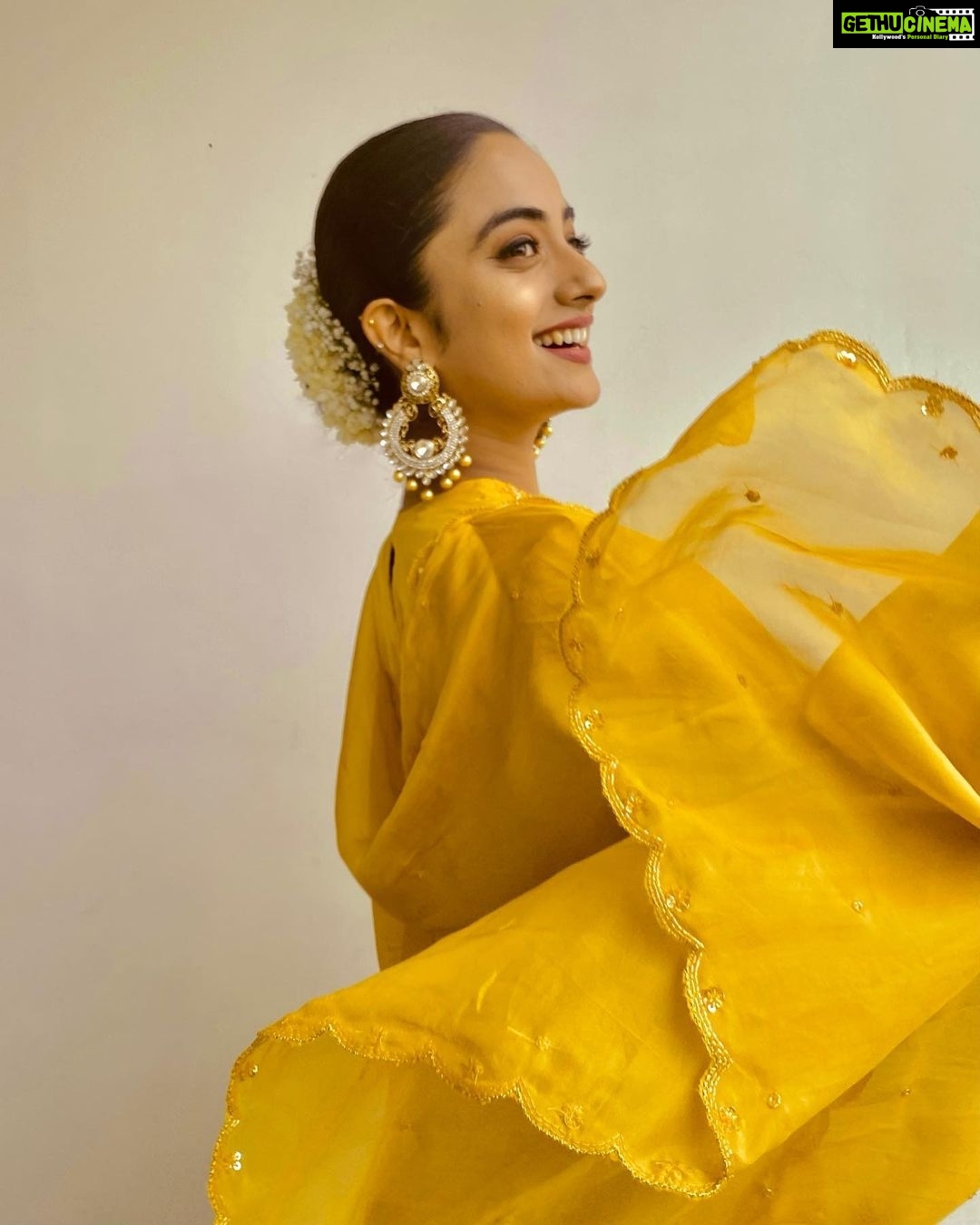Namitha Pramod Instagram - Vintage Yellow with mulla mottu 🌼 Wearing: @labelmdesigners Styled by : @rashmimuraleedharan Hair&makeup : Yours truly Captured by : @_indu_pramod