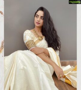 Namitha Pramod Instagram - ഓണാശംസകൾ🌼♥️

Wearing: @t.and.msignature 
Jewellery: @m.o.dsignature