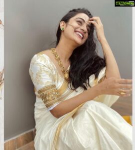 Namitha Pramod Instagram - ഓണാശംസകൾ🌼♥️

Wearing: @t.and.msignature 
Jewellery: @m.o.dsignature