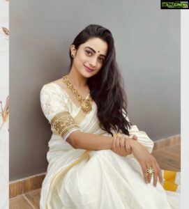 Namitha Pramod Instagram - ഓണാശംസകൾ🌼♥️

Wearing: @t.and.msignature 
Jewellery: @m.o.dsignature