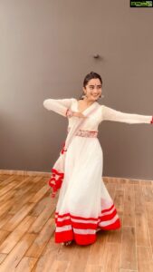 Namitha Pramod Instagram - Rain and this song 🤍
Trying out what I love the most ♥️

Choreography: @i.meenakshidileep 
Captured by : @aki_tha_

#terebina  #reelitfeelit